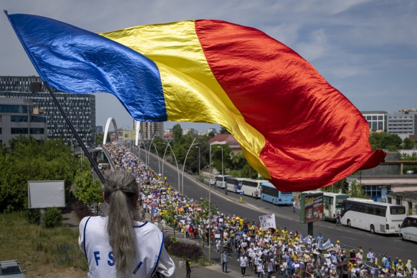 Общата стачка на учителите в Румъния продължава и в понеделник.
