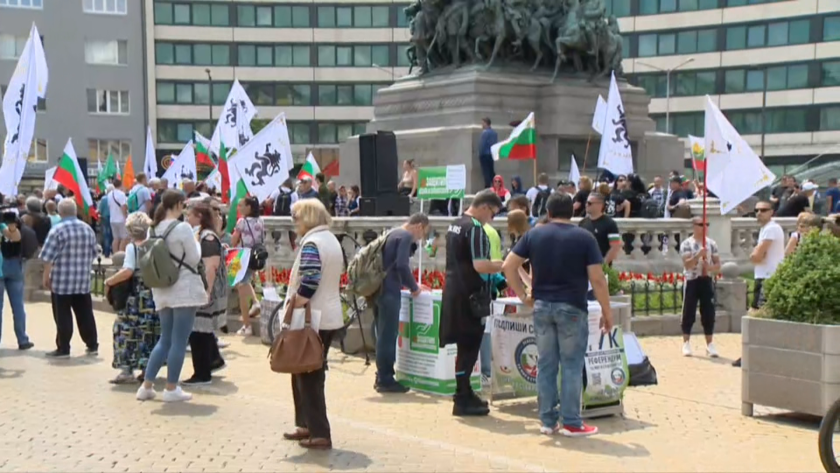 Два протеста срещу правителството се провеждат пред Народното събрание. Единият