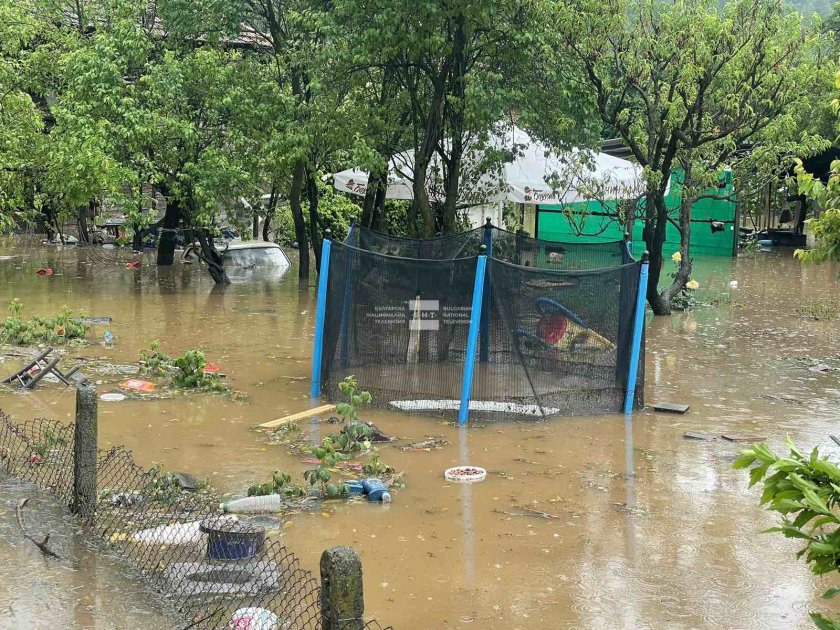 Наводнение в ботевградското село Врачеш. Проливен дъжд се изля в