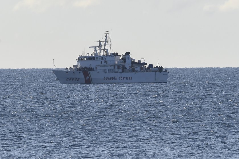 полицейска операция освобождаването превзет пирати турски товарен кораб неапол