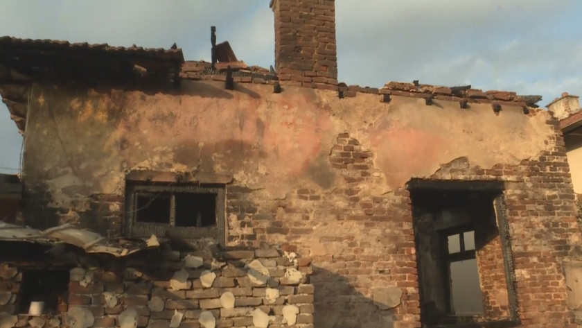 Фамилна къща изгоря в град Бобошево и остави без покрив