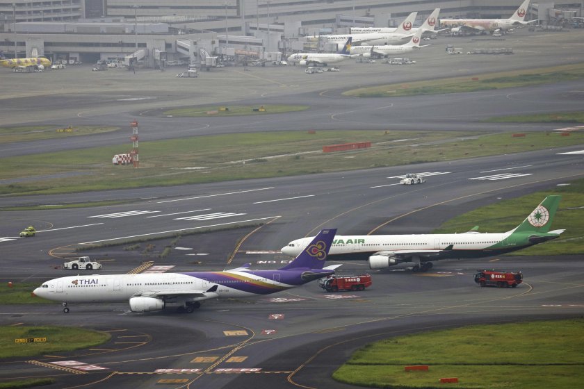 два пътнически самолета сблъскаха писта токио