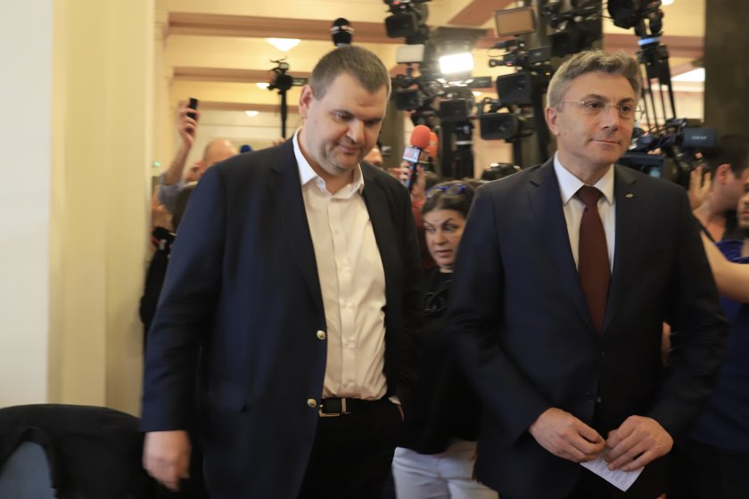 Коалиция ПП-ДБ поиска Делян Пеевски да напусне Комисията по конституционни