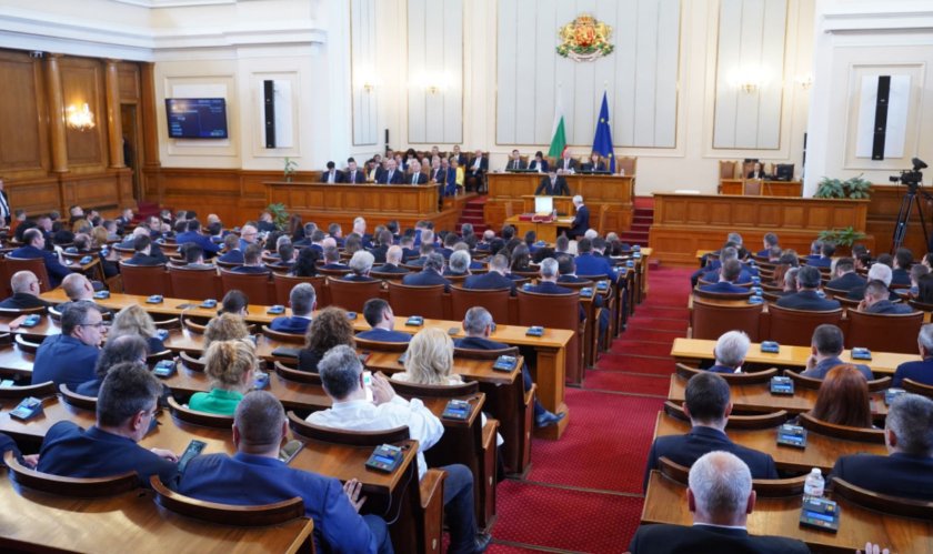 На извънредно заседание Народното събрание гласува проектокабинета Денков-Габриел, след като