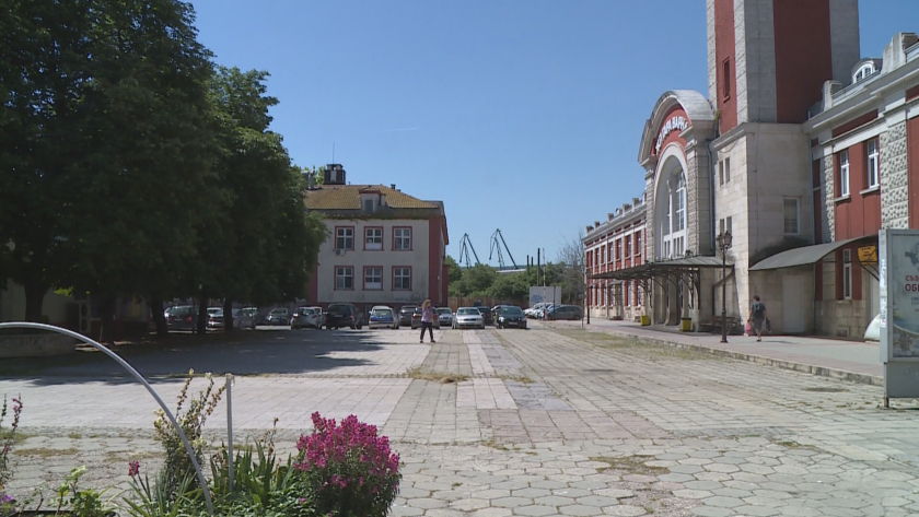 Площадът пред жп гарата във Варна е в окаяно състояние