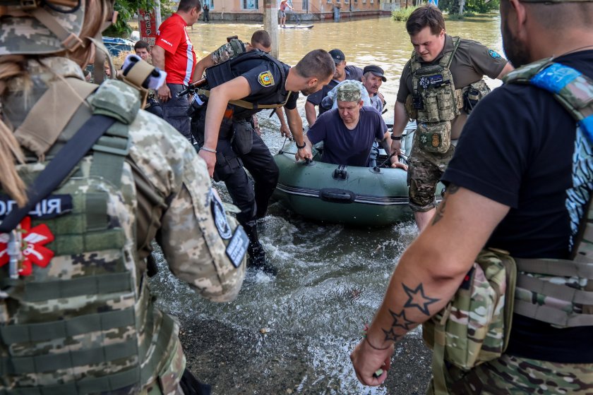 Хуманитарна катастрофа в Украйна заради взривения язовир - очаква се водите да спаднат след 10 дни
