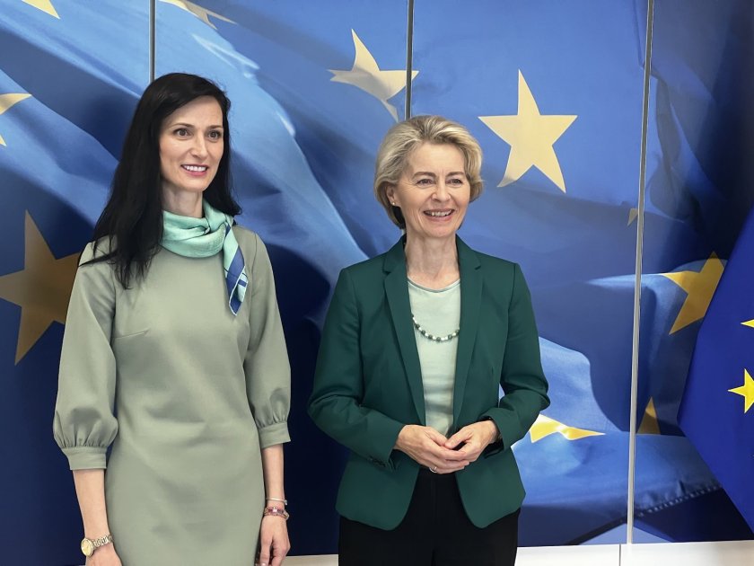 Вицепремиерът и министър на външните работи Мария Габриел разговаря в