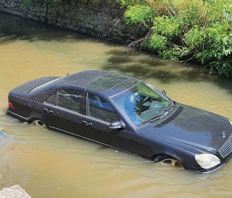 Лек автомобил падна във воден канал в Пазарджик (СНИМКИ)