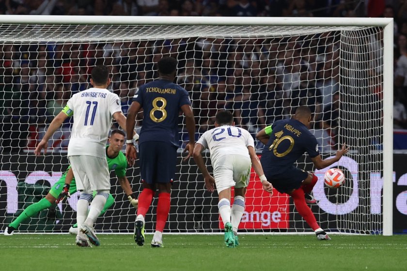 Η Γαλλία κέρδισε την Ελλάδα 10 παικτών χάρη στο γκολ ρεκόρ του Mbappé για να διευρύνει το προβάδισμά της στην κορυφή του Ομίλου Β – Παγκόσμιο και εντός έδρας