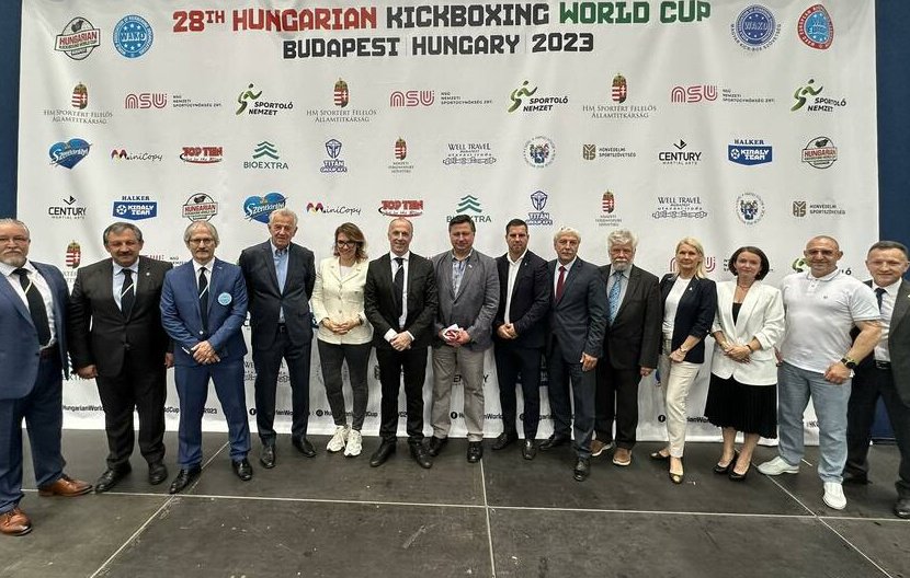 посланикът република българия унгария христо полендаков приветства националния отбор кикбокс