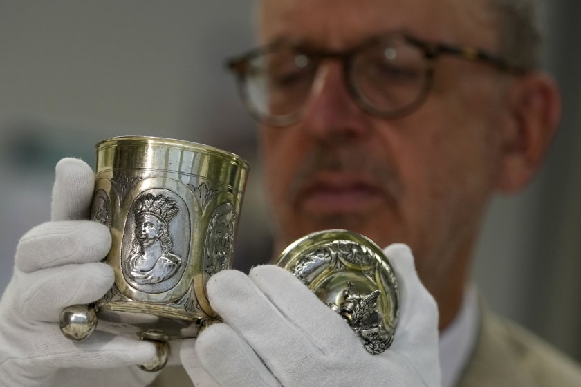 баварският национален музей връща сребърни предмети наследници жертви холокоста снимки