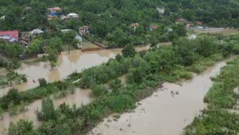 Над 100 души са евакуирани в Румъния заради наводненията. Тежко