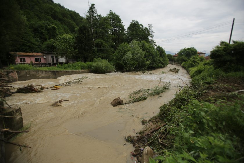 След водния ад: Етрополе остава в частично бедствено положение (ОБЗОР)