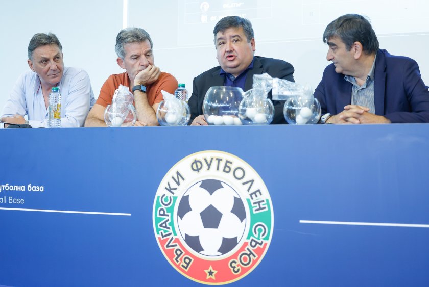 Българският футболен съюз (БФС) раздаде по 60 топки за клубовете