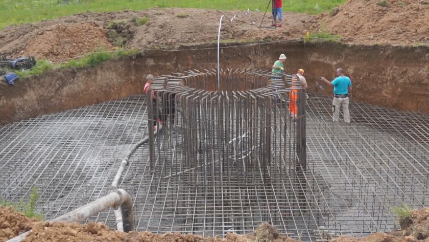 111-метровият пилон с българското знаме в местността Рожен се изгражда