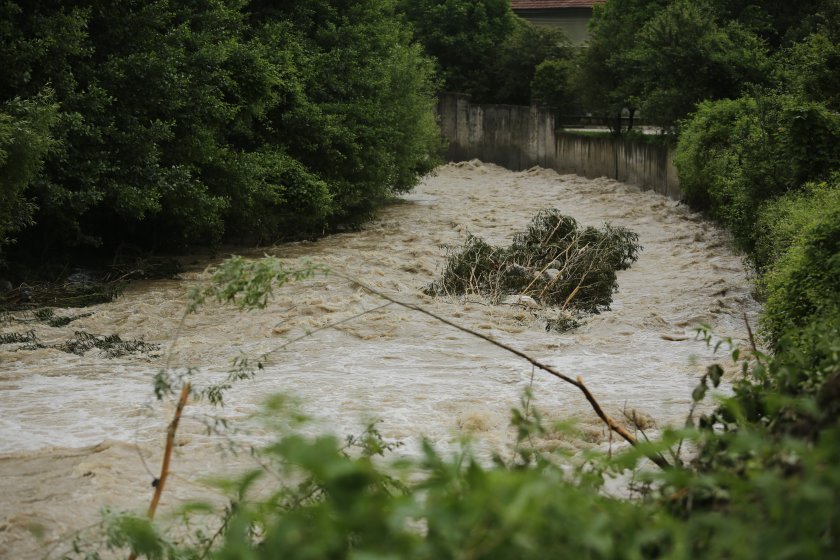 Все още не е годна за пиене водата в Етрополе.