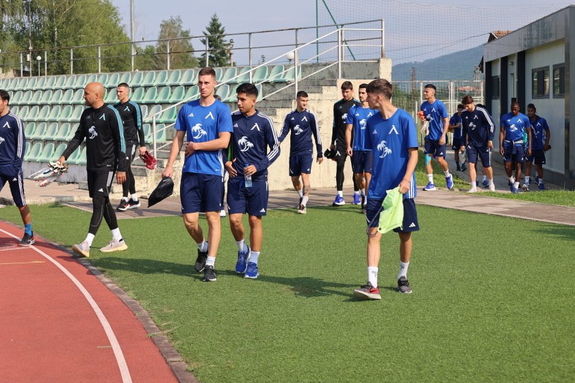 футболистите левски първа тренировка време лагера правец