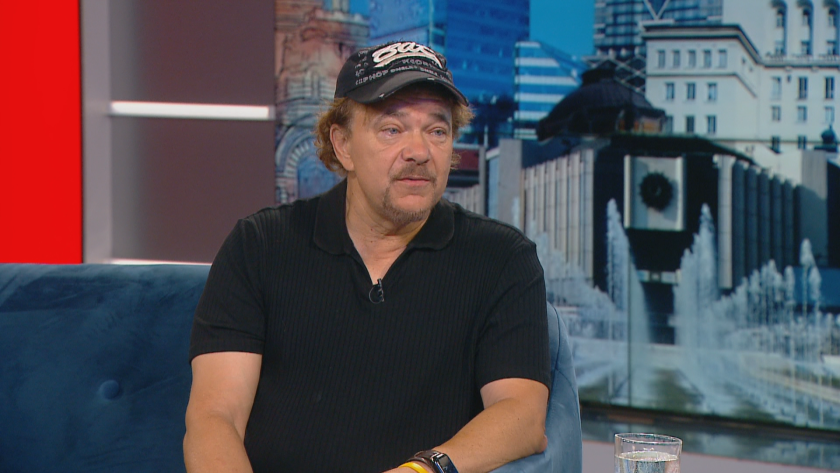 В България казваме Всички станаха писатели...това е много хубаво. Щастлив