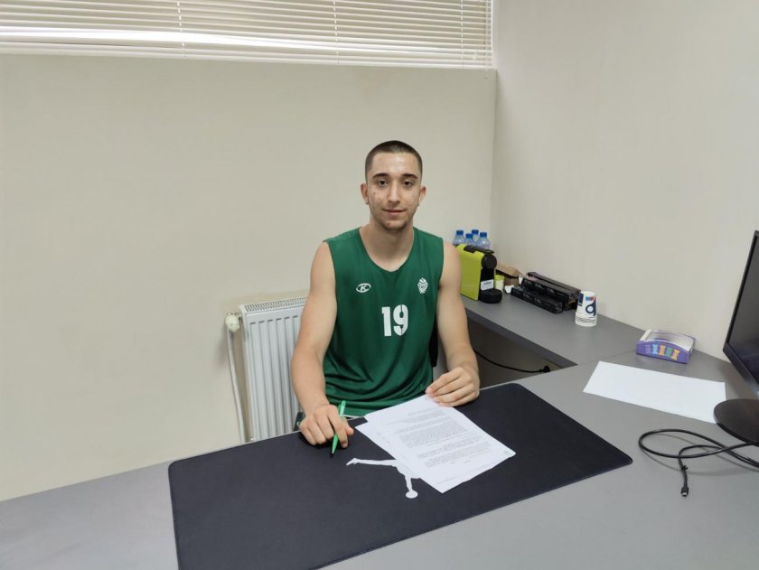 Иво Корестилов подписа с Балкан първия си професионален контракт, съобщиха
