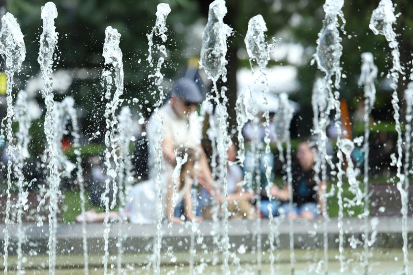 Горещо ще се задържи в по-голямата част от страната и