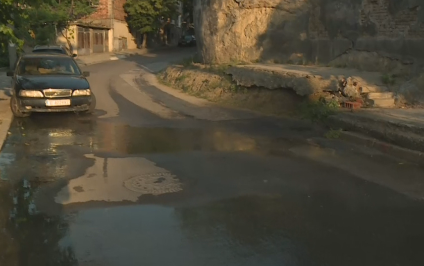 Отпадни води се изливат по улиците на Благоевград