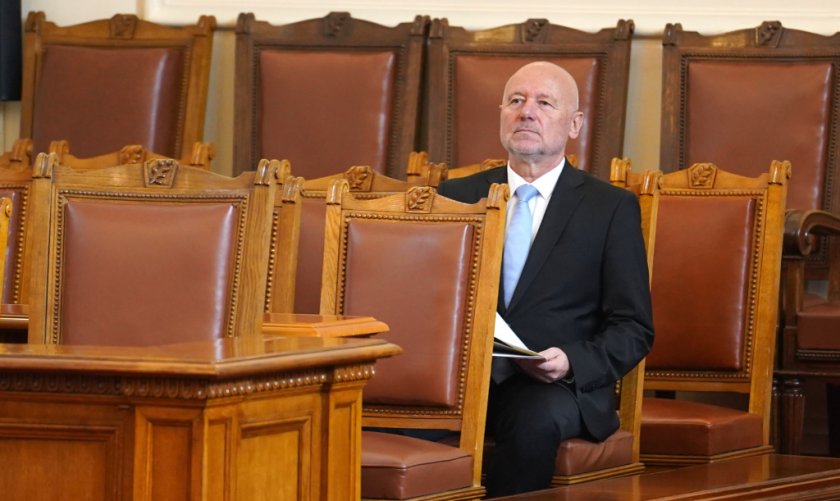 Депутатите изслушват министъра на отбраната Тодор Тагарев. Искането на БСП