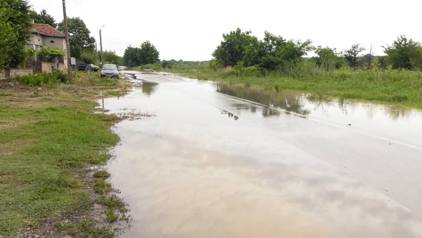 Отново усложнена обстановка и наводнени къщи заради проливния дъжд в