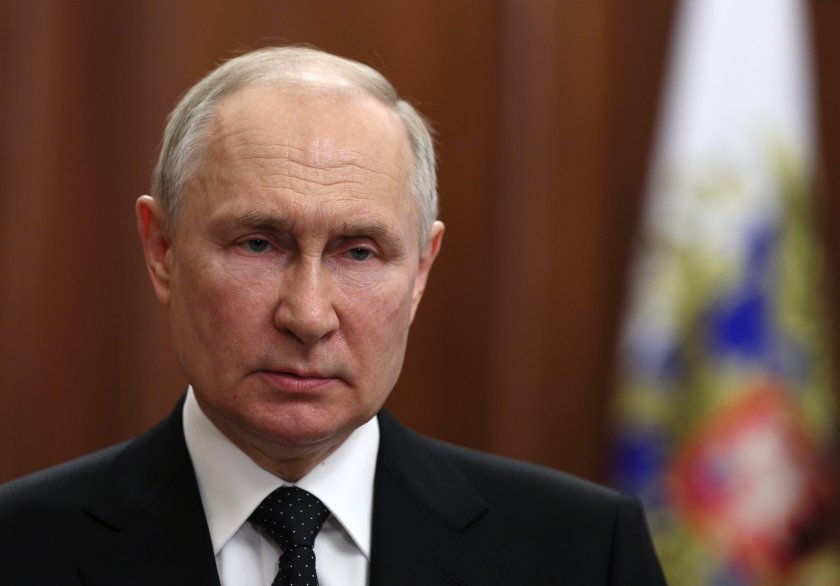 Руският президент Владимир Путин работи нормално в Кремъл, заяви неговият