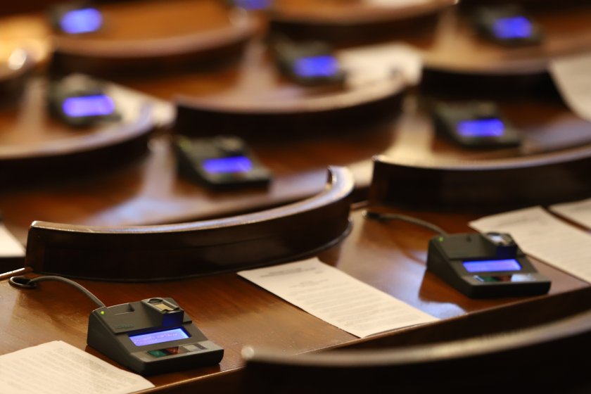 Парламентът, в отсъствието на парламентарната група на ПП - ДБ,