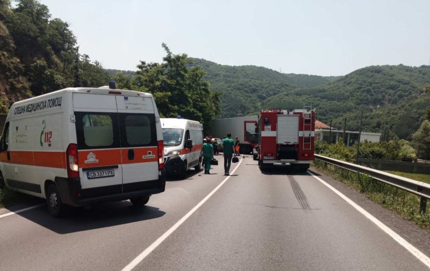 Жена загина на главен път Е-79 при катастрофа между тежкотоварен