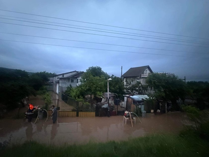 сигнали наводнени дворове мазета столичните райони искър красно село