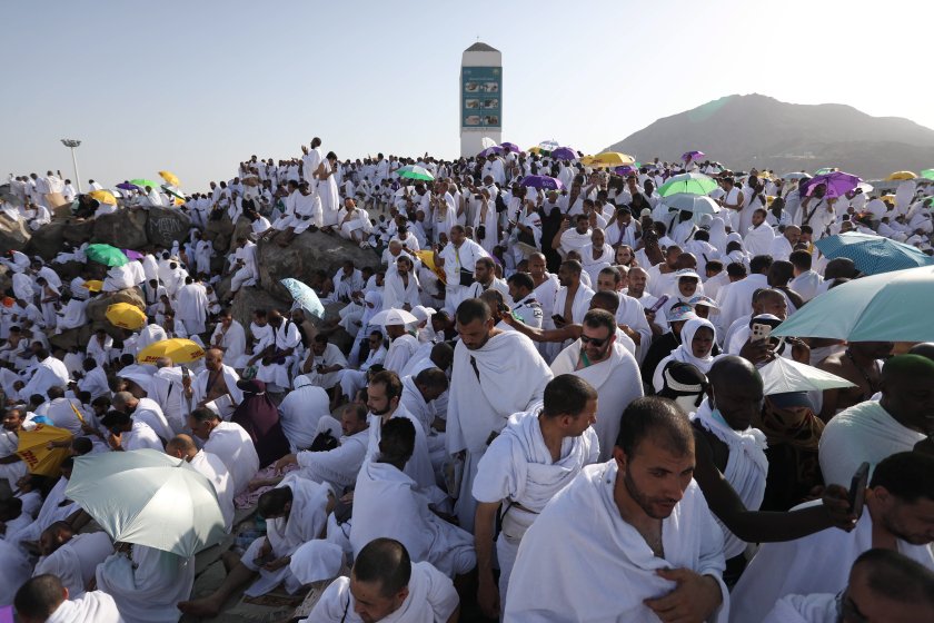 стотици хиляди мюсюлмани събраха ежегодното поклонение хадж