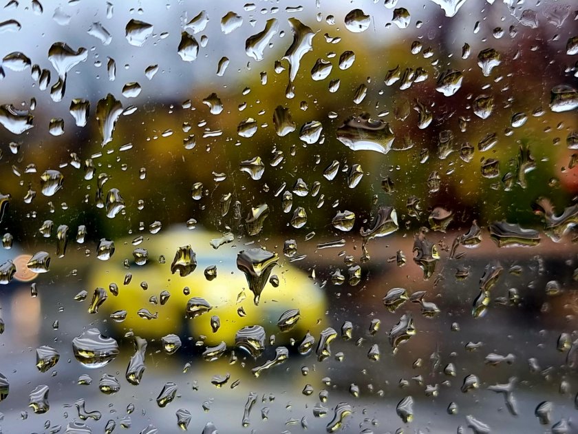 Жълт код за краткотрайни валежи в 7 области от Северна България