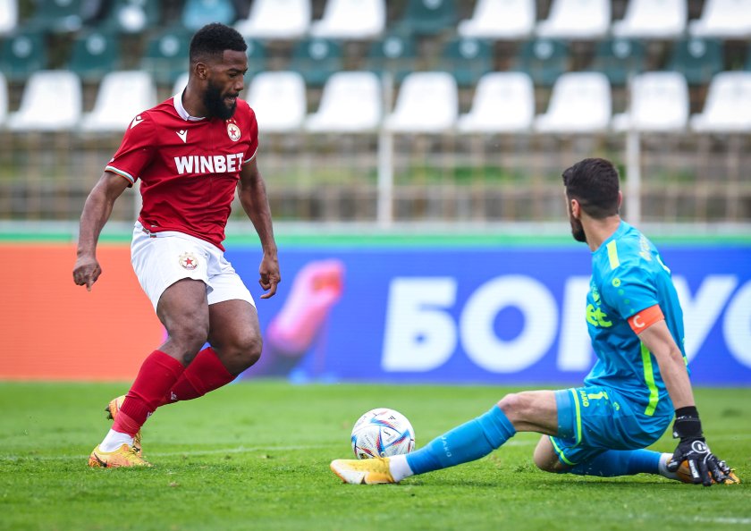 ЦСКА се разделя с нападателя Дюкенс Назон, пише grenoblefoot.info.Според изданието