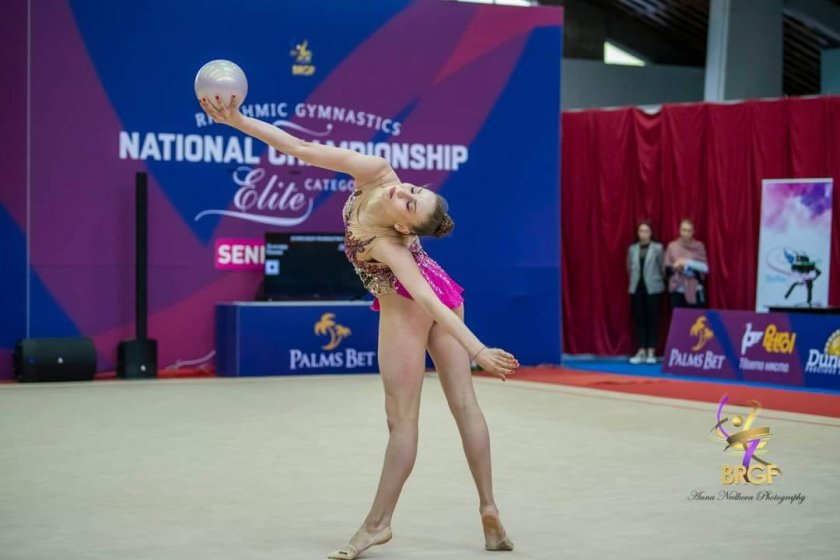 Българската състезателка по художествена гимнастичка Лъчезара Пекова е на второ