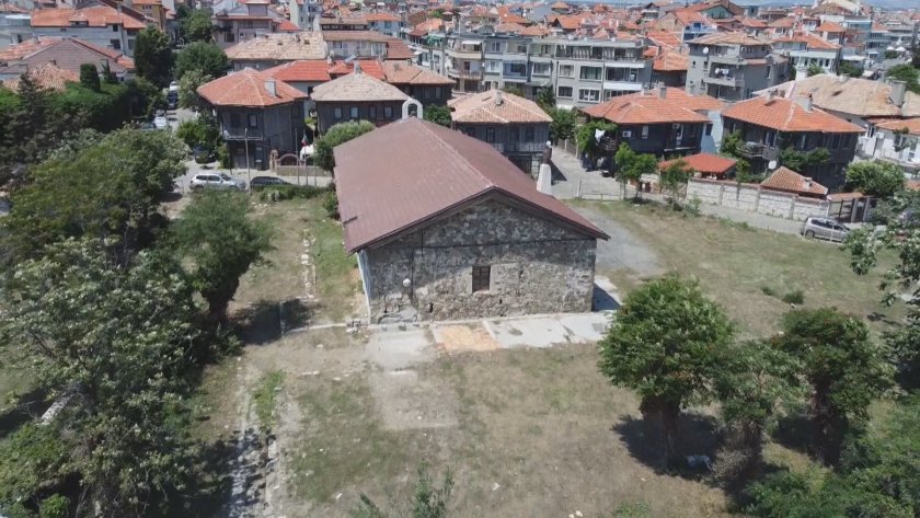 Най-старата действаща църква по Черноморието се намира в Поморие.Храмът Преображение
