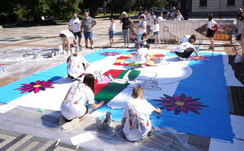 Деца от България и Северна Македония рисуват пред Народния театър (Снимки)