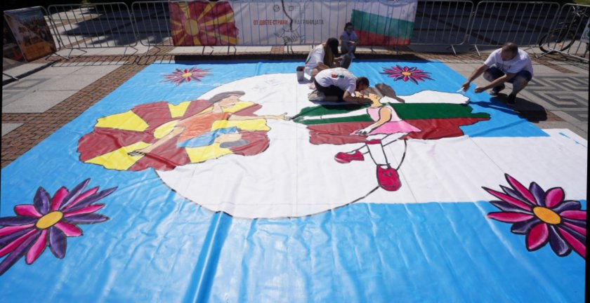 Деца от България и Северна Македония рисуваха заедно пред Народния театър
