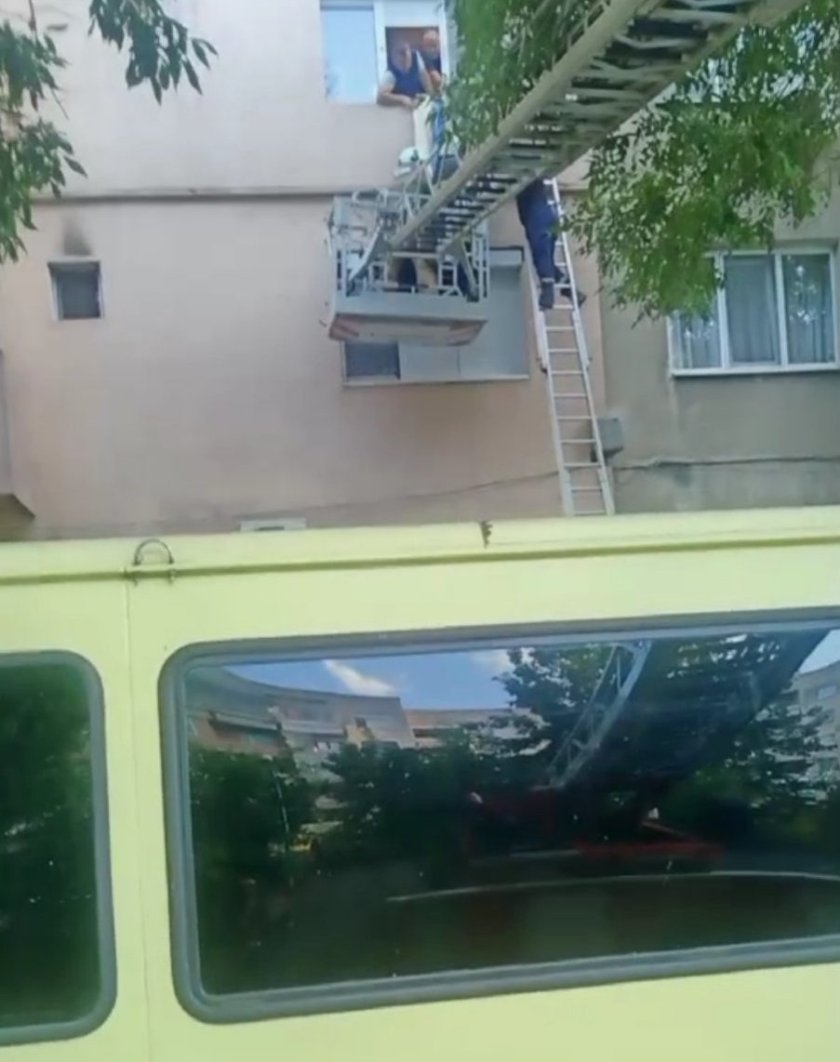 Пожарникари спасиха възрастен мъж в Пловдив, увиснал на климатик на