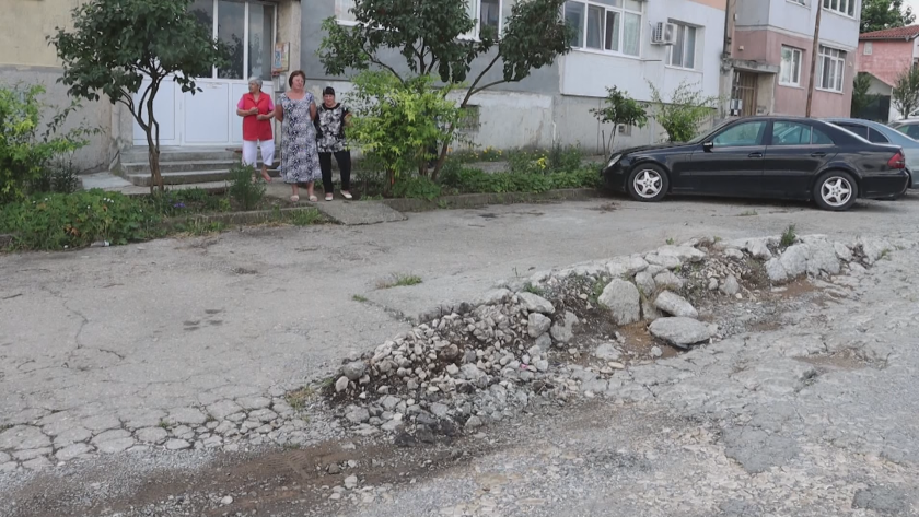 Пропаднала настилка блокира входовете към жилищна сграда в Добрич
