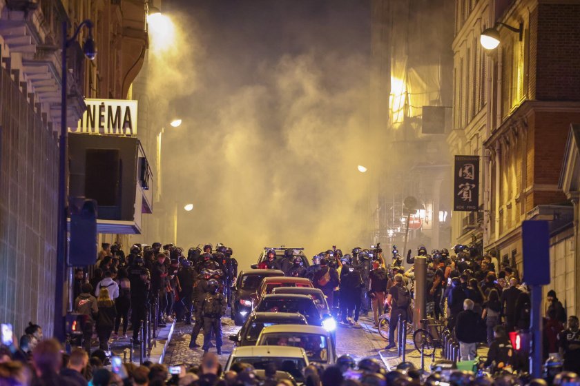 Пета нощ на размирици във Франция. Повече от 700 души