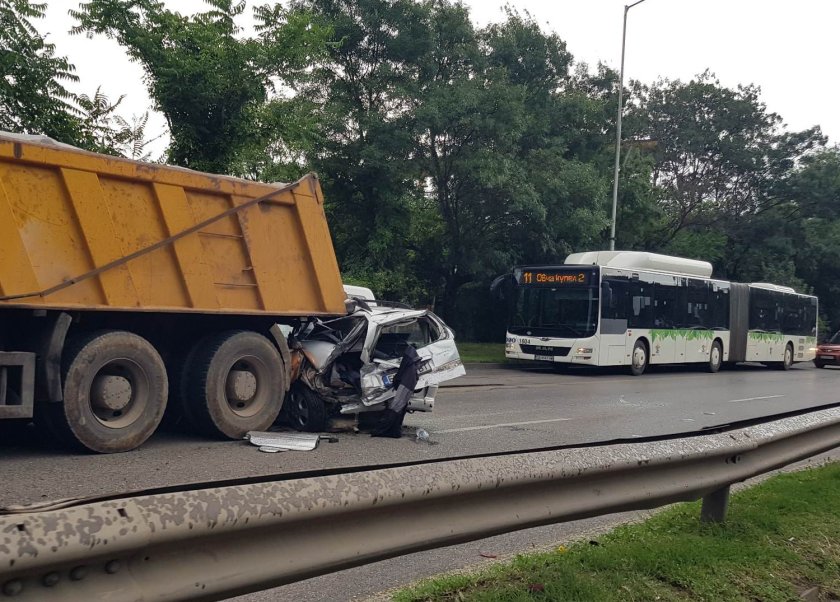 Мъж и три деца (на 13,14 и 17 г.) са