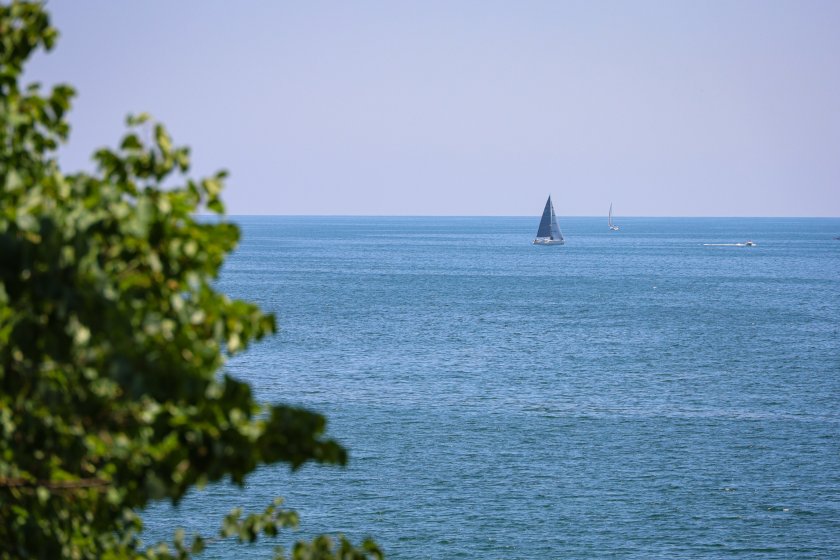 Слънчево време в последния ден от работната седмица с максимални