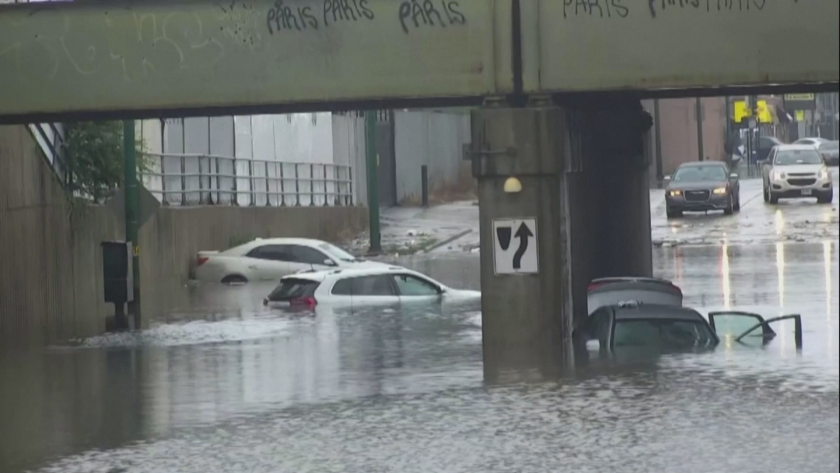 Проливни дъждове и гръмотевични бури предизвикаха наводнения в Чикаго. Десетки
