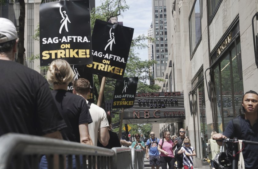 Какво провокира най-мащабната стачка в Холивуд от 60 години насам?