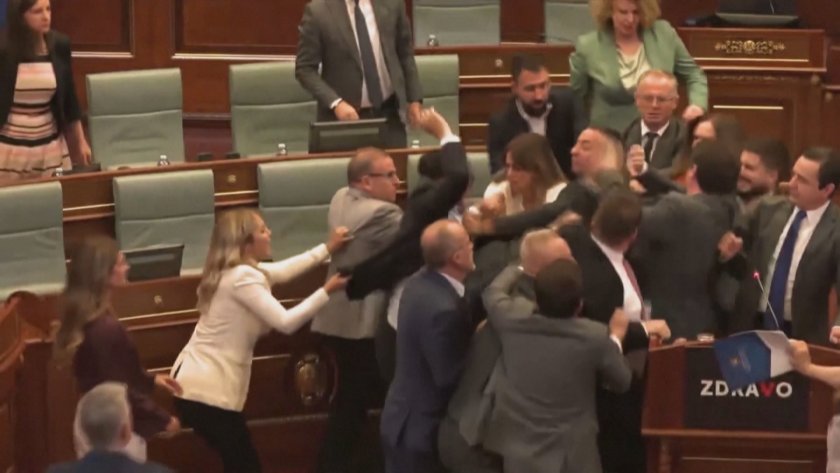 Премиерът на Косово Албин Курти беше нападнат от опозиционни депутати,