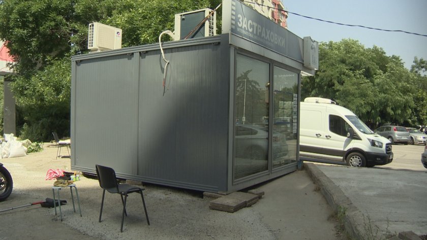 Собственик на премахнат павилион пред КАТ-София го премести от другата страна на улицата