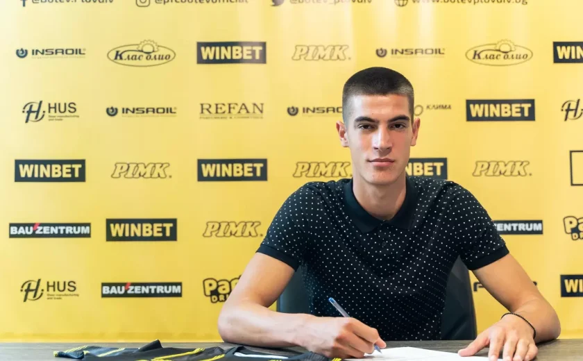 Отборът на Ботев Враца обяви привличането на 19-годишния централен защитник