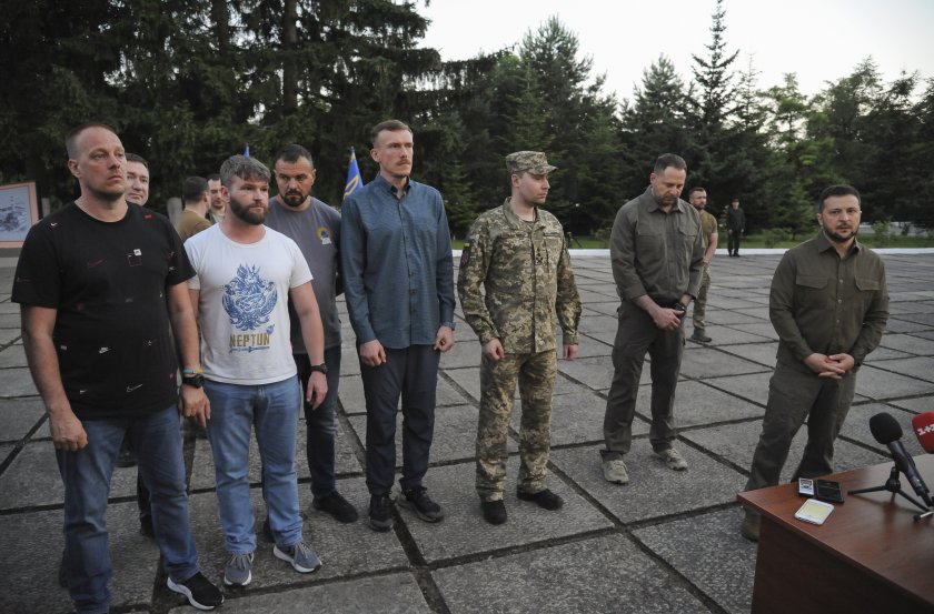 Зеленски върна у дома петима командири от защитата на Мариупол
