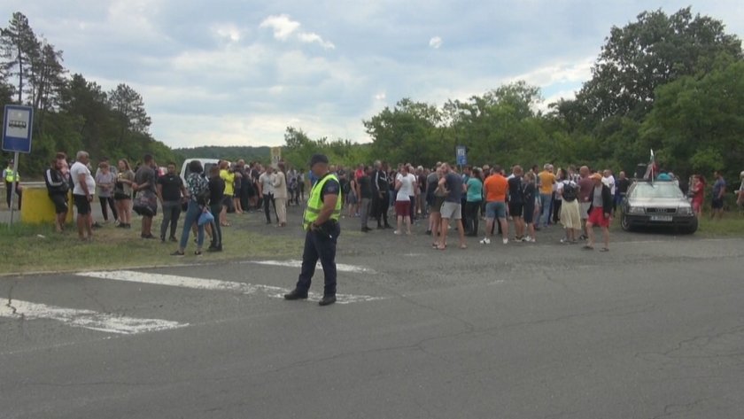 Жители на няколко села протестираха край пътя Бургас - Созопол.Те